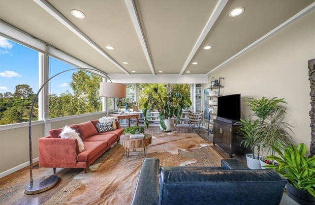 Mid-Century Modern in the hills of Studio City with amazing views