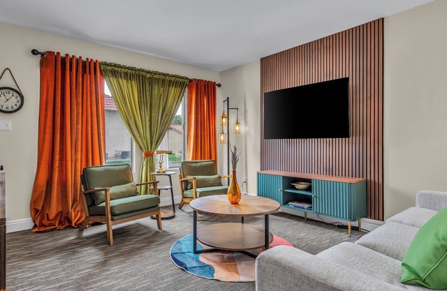 mid-century style Getaway in Gated Golf Resort-Near Coachella and Polo Ground