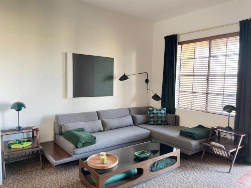 Mid Century Styled Condo, Sleeps 4, Pool, Hot Tub