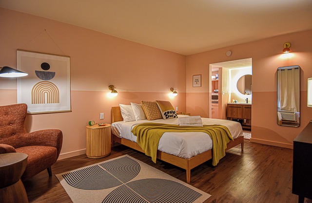 Mid-Century Themed Hotel Room in Fayetteville, AR - The Clementine on College #1