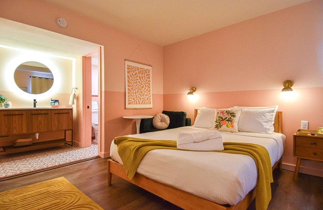 Mid-Century Themed Hotel Room in Fayetteville, AR - The Clementine on College #3