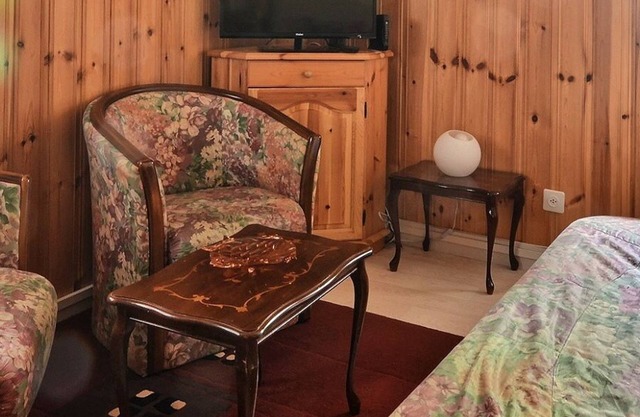 Middle class flat for 4 to 5 people, small living room, separated kitchen with dishwasher, 1 double