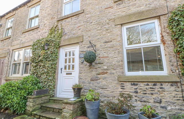 MIDDLE COTTAGE, pet friendly, character holiday cottage in Middleham
