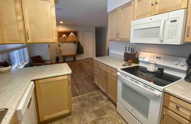 Midtown 3 bed 2 bath Home w/ Hot Tub