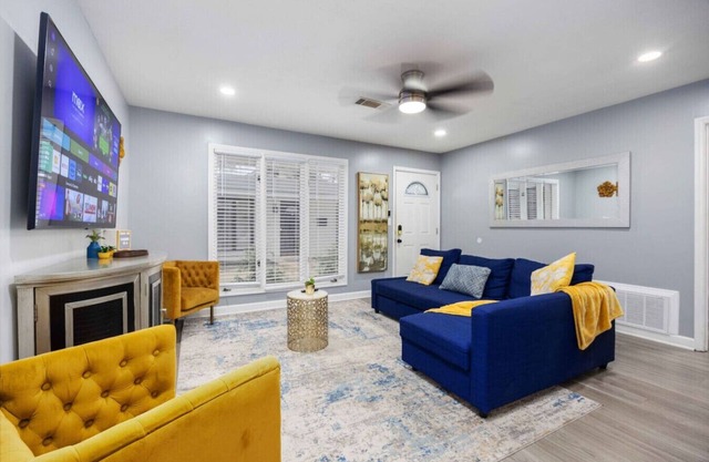 Midtown Modern Apt w Arcade: 8 miles to FT Moore