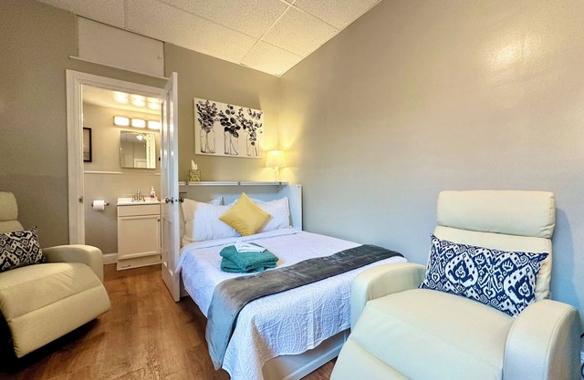 Midtown Studio w/Bath & Kitchen- Walk To Restaurants & Nightlife!