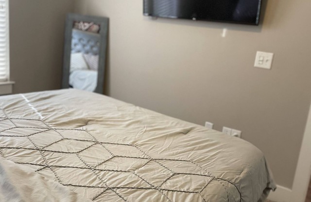 Midtown Unit w Free Parking