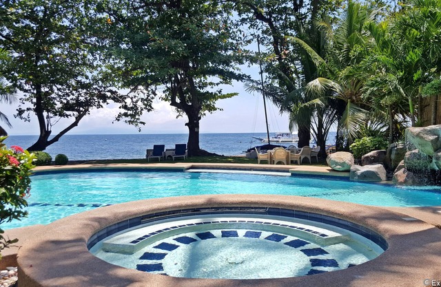 Mike's Dauin Beach Resort