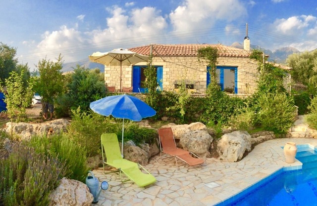 Mikros Pyrgos: All-season Getaway, Private Pool, Fabulous Sea & Mountain Views