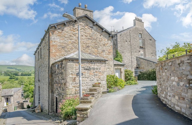MILL BROW APARTMENT, character holiday cottage in Kirkby Lonsdale