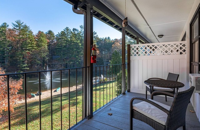 Mill House Lodge -NEW King Bed, overlooks Lake and Pool