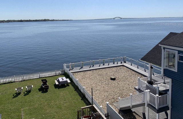 Million Dollar Bayfront Home -- 5 min 🚗 to LIRR & 10 min to Ocean
