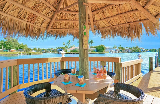 Million Dollar Pool/Spa Home in Upscale Yacht Club location