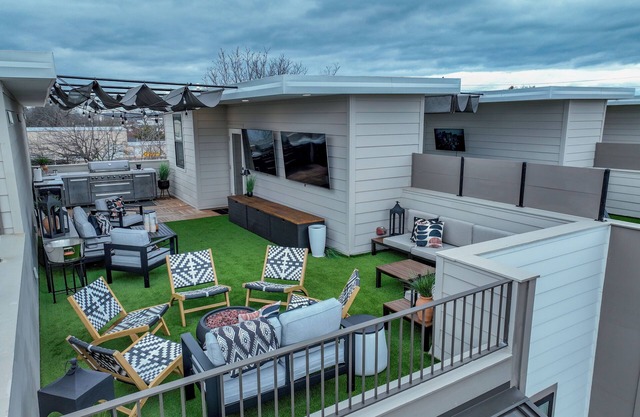 Million Dollar Rooftop - Luxe townhouse with roof terrace, kitchen, & firepit