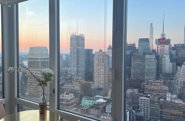 Million dollar view spacious 1bed in prized location. Floor to ceiling windows.