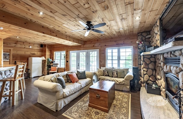 Million Dollar Views! 4bdrm 3bath Cottage on 3 Mile Lake-Hot Tub! Rooftop Deck!