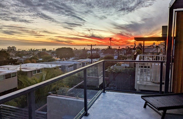 Million Dollar Views, 900 ft of Decking with Fire Table, Walk to Beach/Shops