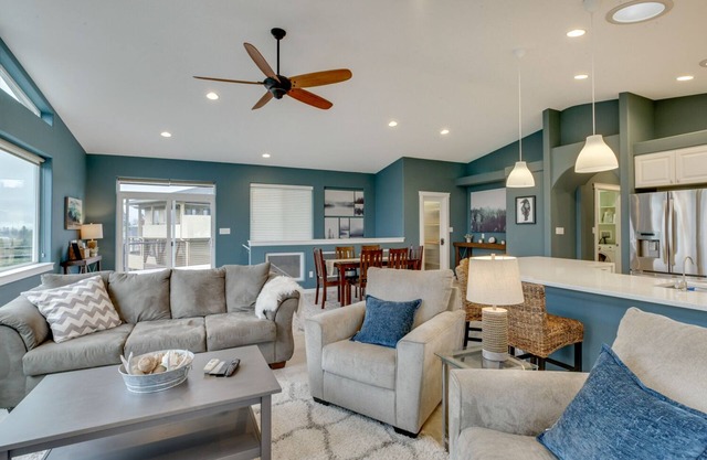 Million dollar views, affordable luxury, rooftop deck! Vacation in style!