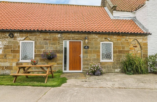 MILTON COTTAGE, family friendly in Hawsker