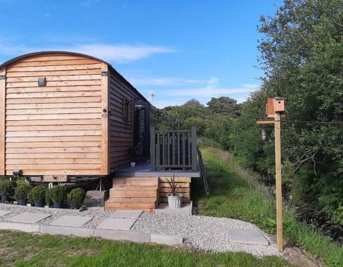 Min yr Afon - Cabin - Sleeps 2 - Hot Tub - Parking