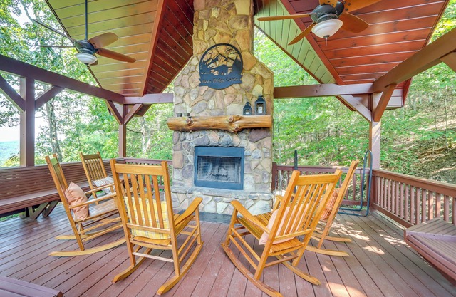 Mineral Bluff 'Bear Ridge Cabin' w/Hot Tub!