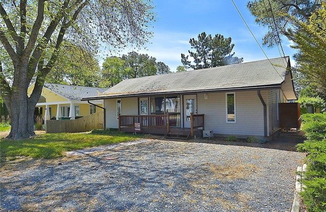 MINI-WEEKS AVAILABLE! REHOBOTH BY THE SEA/LINENS INCLUDED! 1.5 BLOCKS TO BEACH/WIFI/GRILL/WASHER&DRYER This 3 BR, 2 BA cottage is nestled in popular Rehoboth by the Sea.