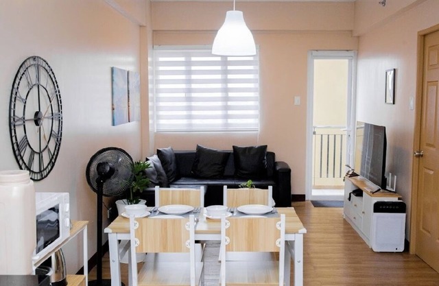 Minimalist new condo unit. Spacious, free pool & parking, near airport.