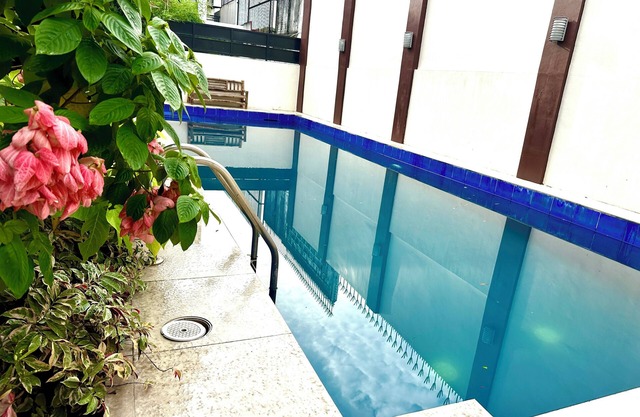 Minimalist Retreat with a Expansive Turf Garden and Vivid Blue Pool