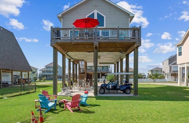 Mins to Beach | Sleeps 7 | Large Deck