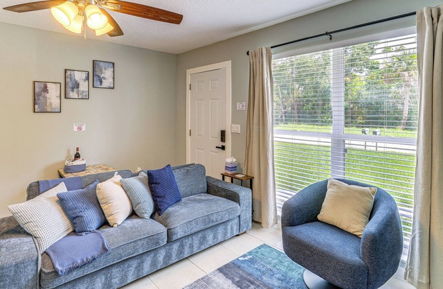 Mins to Beaches & HCA Hospital: Fort Pierce Home