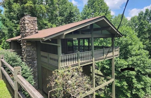 Mins to HendersonvilleDeck ViewsGrillFireplace