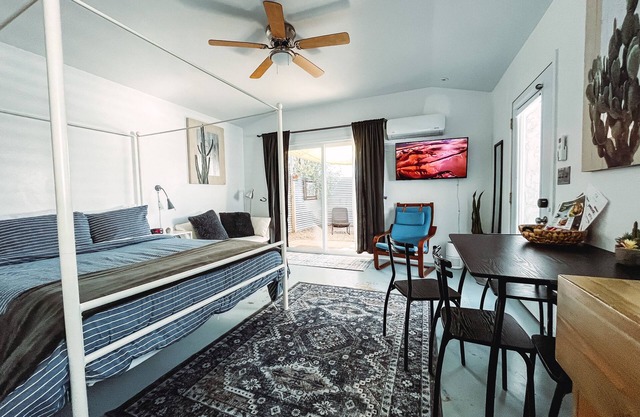 Mins to U of A, Comfortable Bed, Pet Friendly!