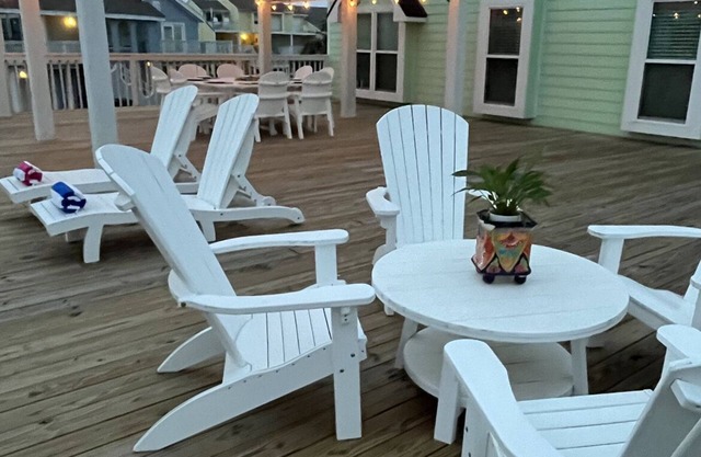 Mint For Fun.3 Bedrooms, 2 Baths, Sleeps 8, Huge Deck and Close To The Beach
