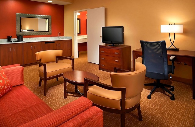 Minutes Away from Elgin History Museum! 2 Relaxing Units, Pool, FREE Parking!