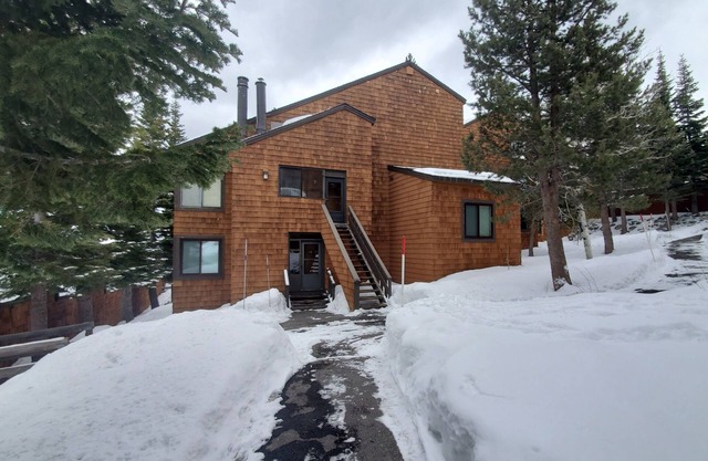 Minutes from Downtown Truckee! Biking, hiking, shopping, restaurants.