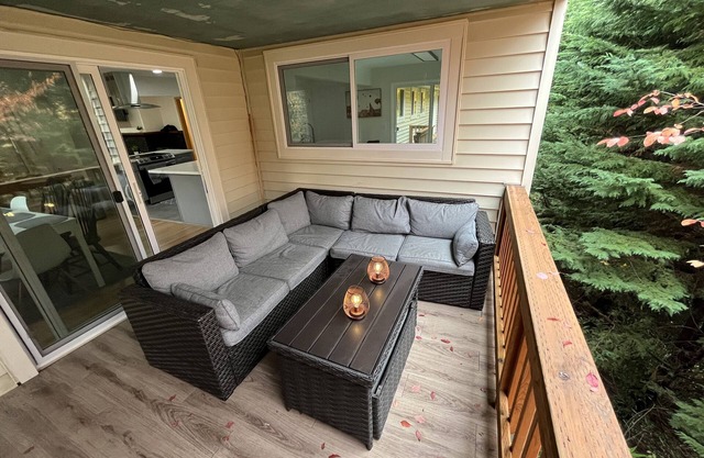 Minutes from downtown and the Arts district awaits your Emerald Forest Hideaway.