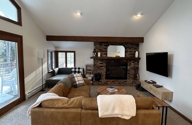 Minutes to a Magical Apres Ski! 3 Beds, EV Charger, Mins to 4 Ski Mtns