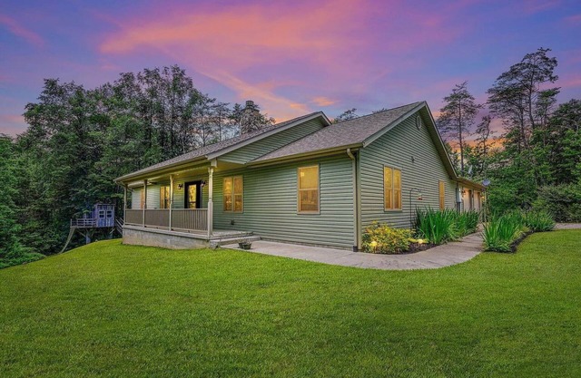 Minutes to Caves! Private Woods! Game Room & Media Room! Great for Get-togethers
