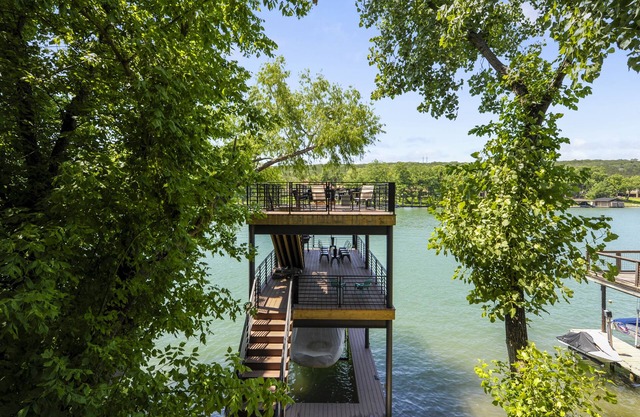 Minutes to Downtown Austin: Peaceful Waterfront Retreat with City Access Nearby