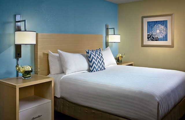Minutes to Downtown Cleveland! Budget-friendly Accommodation W/FREE Parking!