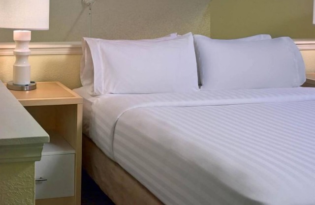 Minutes to Downtown Cleveland! Budget-friendly Accommodation W/FREE Parking!