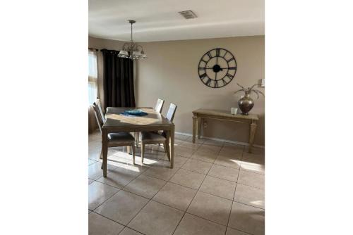 Minutes to Shopping, Dining and Fun Family Stay - Sleeps 6