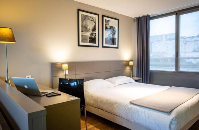Minutes to Tête d'Or Park! Pet-friendly Suite with City View and Kitchenette!