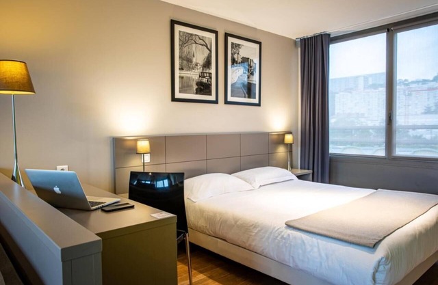 Minutes to Tête d'Or Park! Pet-friendly Suite with City View and Kitchenette!