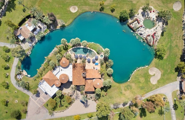 Mirabella Estate with Private Lake