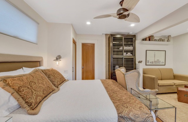 Miracle on 34th Street - Luxury Courtyard Studio
