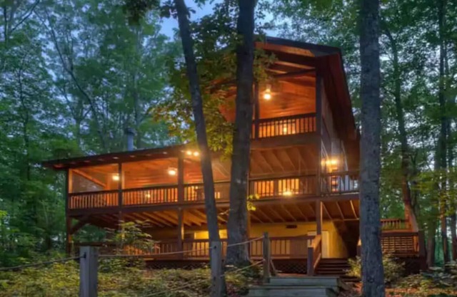 Misty Lake Getaway - Hot Tub/Dog Friendly/EV Charger
