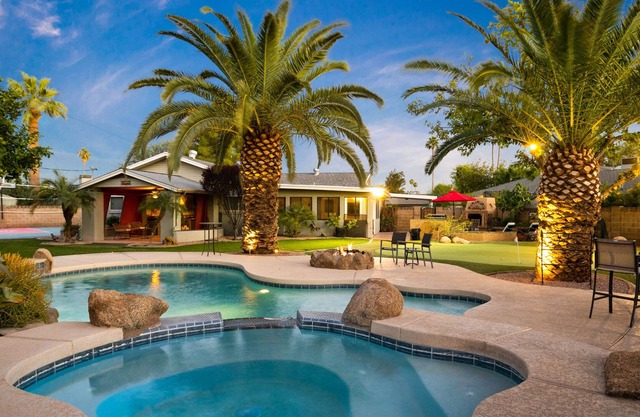 Mitchell Retreat/min to Oldtown Scottsdale with pool, spa and ball court!