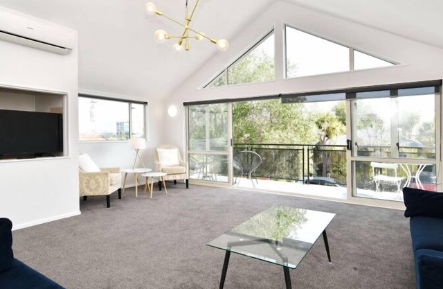Moa Place-Spacious centrally located 4 bedroom house