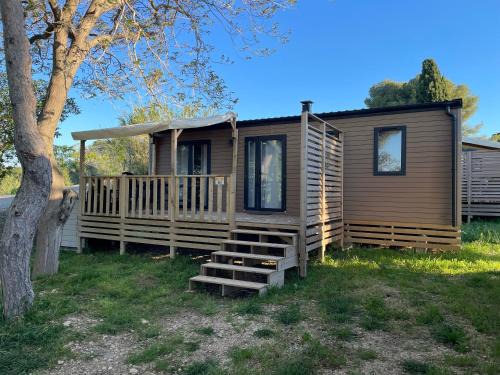 mobil-home 3 chambres calme et tout équipé à carry-le-rouet proche piscine avec toboggans pataugeoire et animations peu de vis à vis terrasse barbecue paddle bodyboards accès libre aux activités du camping lou soulei commerces et plage à proximité